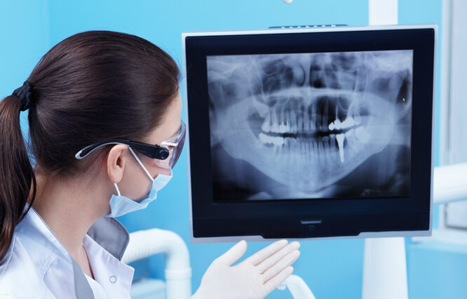 Dentist,Shows,A,Patient,X-ray
